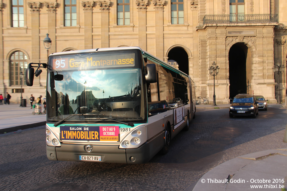 Bus 1981 (CV-827-AV) sur la ligne 95 (RATP) à Musée du Louvre (Paris)