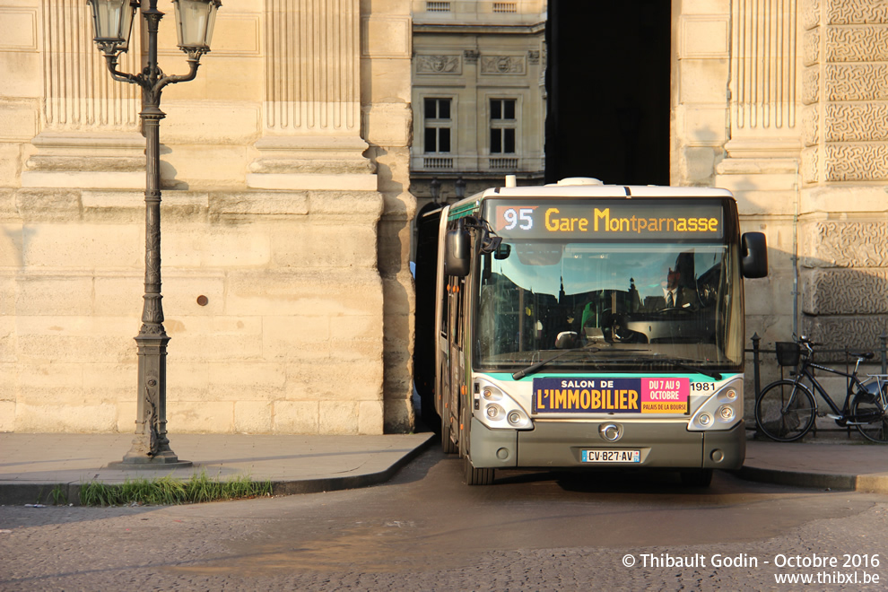 Bus 1981 (CV-827-AV) sur la ligne 95 (RATP) à Musée du Louvre (Paris)