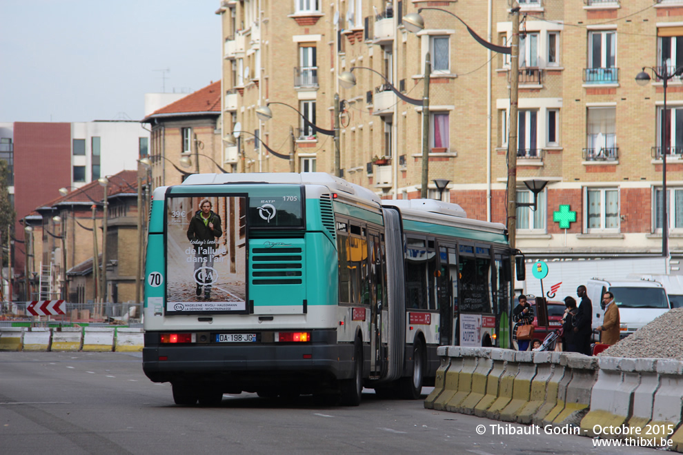 Bus 1705 (DA-198-JG) sur la ligne 99 (PC3 - RATP) à Porte de Montmartre (Paris)