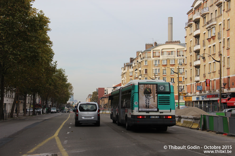 Bus 1705 (DA-198-JG) sur la ligne 99 (PC3 - RATP) à Porte de Montmartre (Paris)