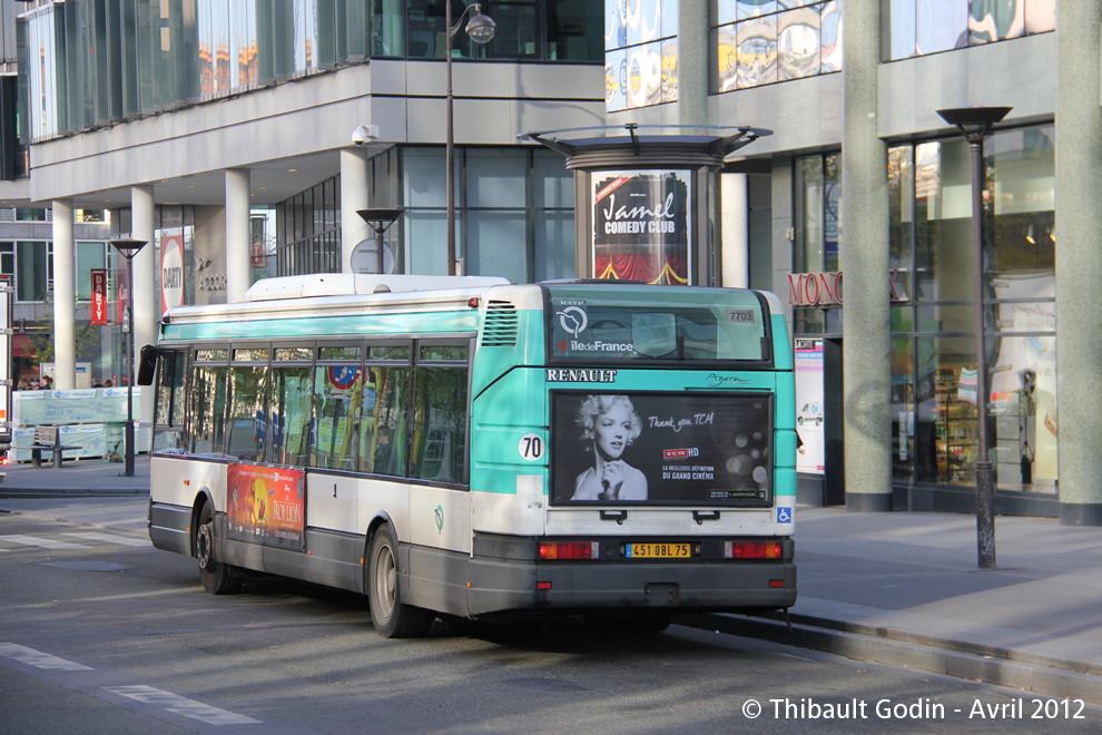 Bus 7703 (451 QBL 75) sur la ligne 325 (RATP) à Bibliothèque François Mitterrand (Paris)