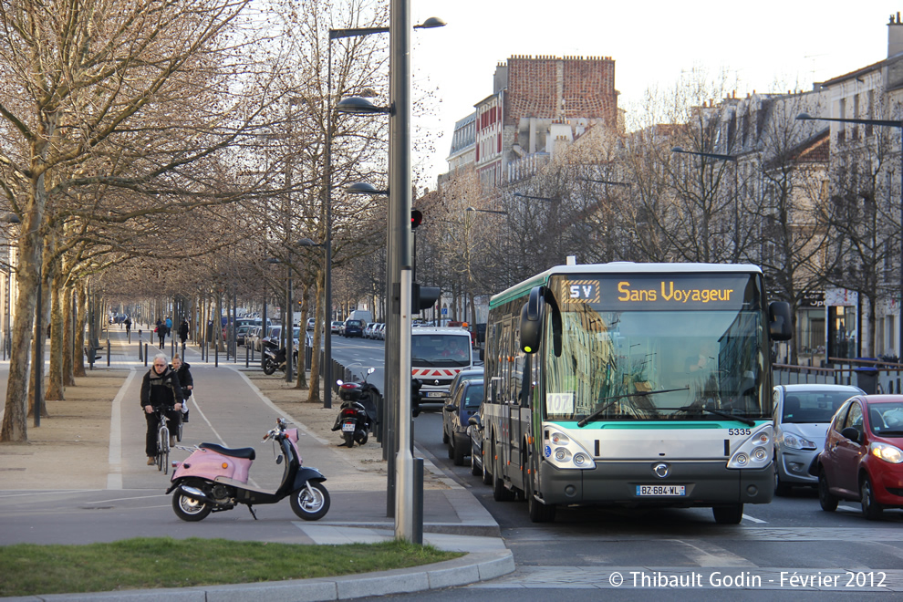 Bus 5335 (BZ-684-WL) sur la ligne 107 (RATP) à Maisons-Alfort