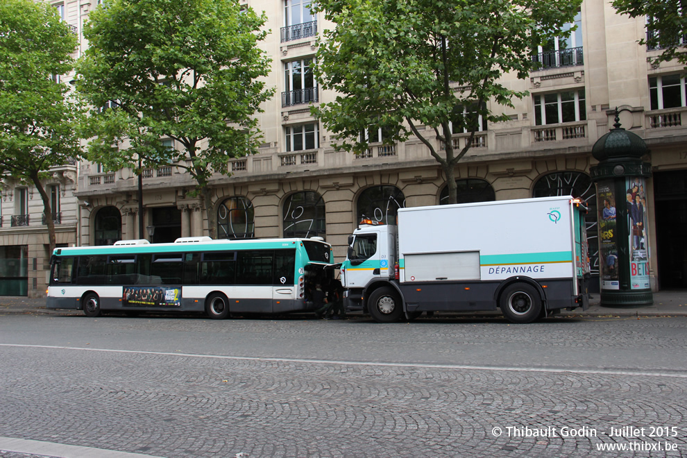 Bus 9364 (673 QYS 75) sur la ligne 83 (RATP) à Friedland (Paris)