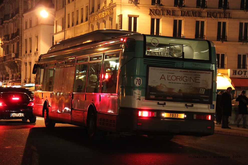 Bus 7032 sur la ligne 24 à Saint-Michel (Paris)