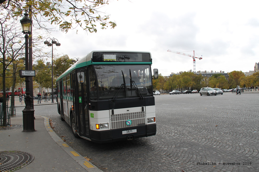 Bus 3971 à Charles de Gaulle - Étoile (Paris)