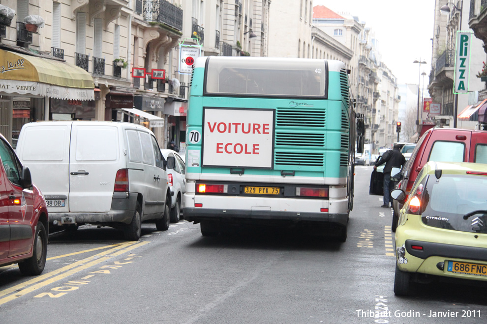 Texte Alternatif - Bus 42 (329 PYK 75) en écolage (RATP) à Lamarck - Caulaincourt (Paris)