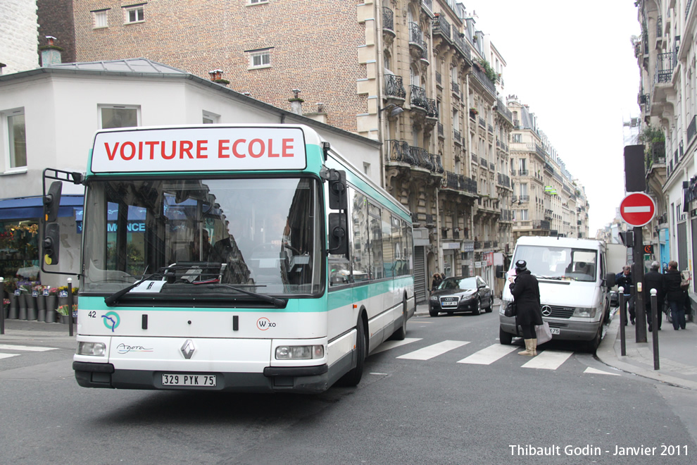 Bus 42 (329 PYK 75) en écolage (RATP) à Lamarck - Caulaincourt (Paris)