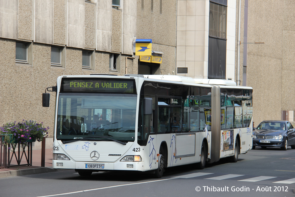 Bus 423 (108 DPZ 91) sur la ligne K (STRAV) à Créteil