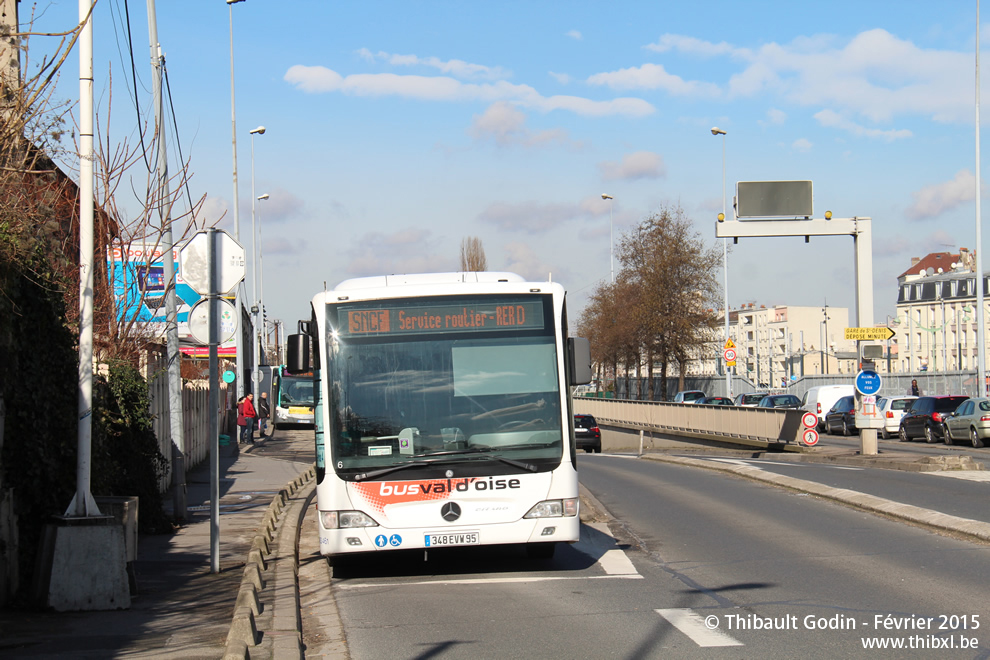 Bus 083461 (348 EVW 95) sur la navette RER D (Transilien) à Saint-Denis