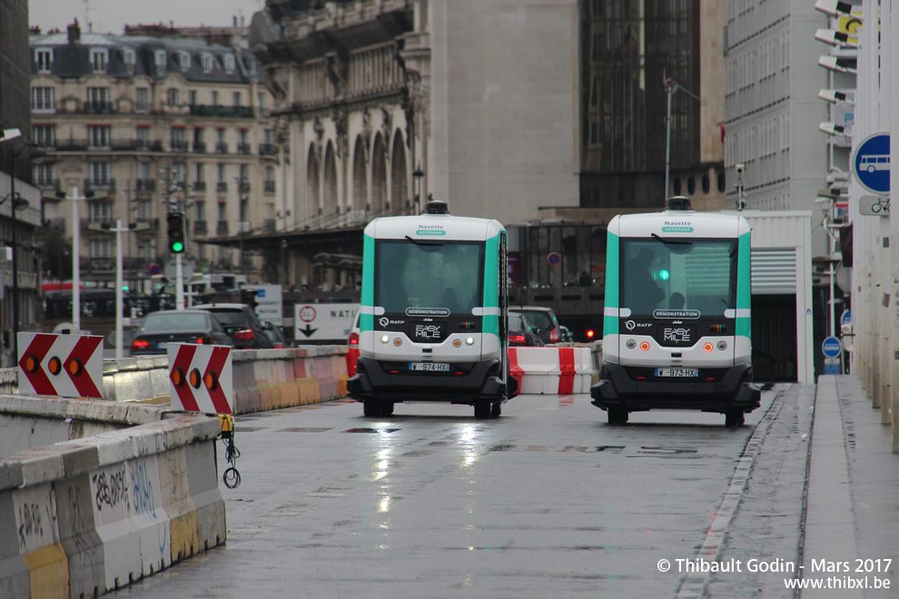 Navettes 1 (W-973-HX) et 2 (W-974-HX) sur la navette autonome (Navette Gare d'Austerlitz-Gare de Lyon - RATP) sur le Pont Charles de Gaulle (Paris)