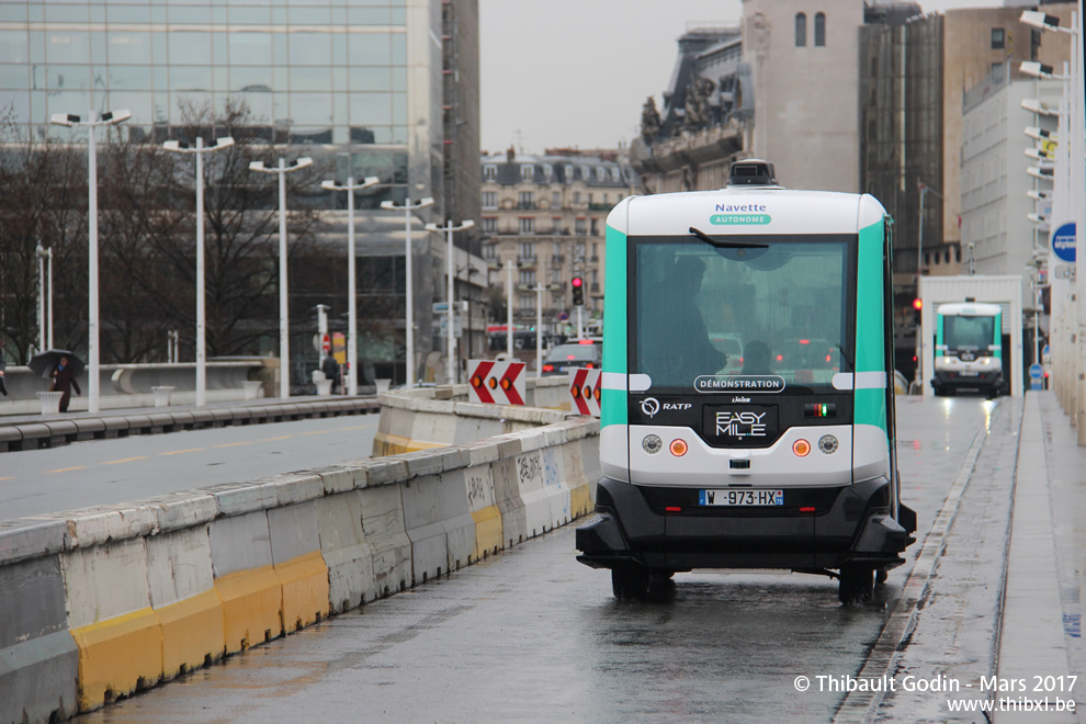 Navette 1 (W-973-HX) sur la navette autonome (Navette Gare d'Austerlitz-Gare de Lyon - RATP) sur le Pont Charles de Gaulle (Paris)