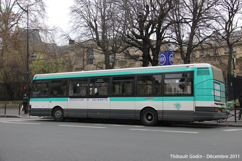 Bus 5604 (984 PZV 75) du Recueil Social (RATP) à Cluny - La Sorbonne (Paris)