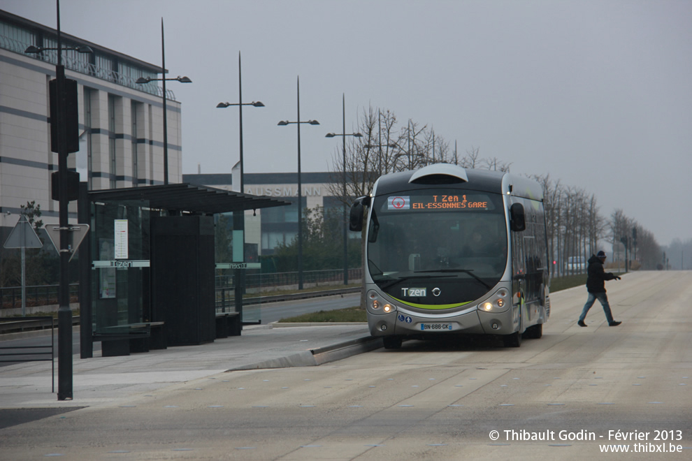 Bus 18 (BN-686-GK) sur la ligne 1 (T Zen) à Lieusaint
