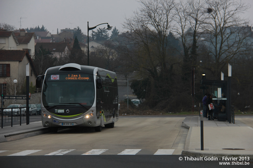 Bus 16 (BN-619-GK) sur la ligne 1 (T Zen) à Corbeil-Essonnes