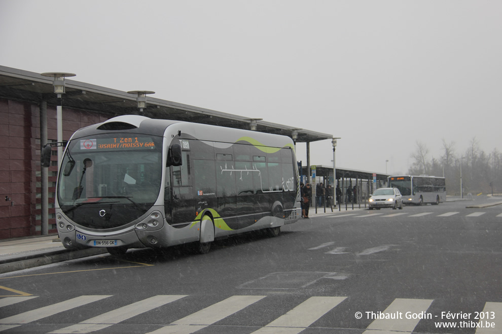 Bus 13 (BN-556-GK) sur la ligne 1 (T Zen) à Lieusaint