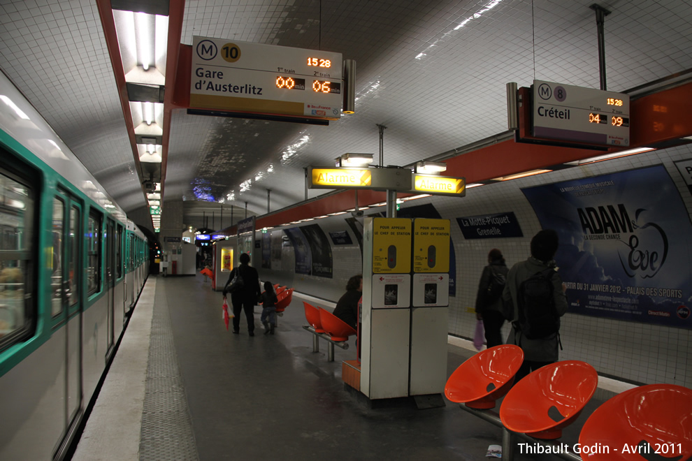 Station La Motte-Picquet Grenelle sur la ligne 10 (RATP) à Paris