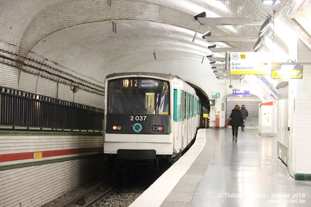 Métro 2037 sur la ligne 10 (RATP) à Mirabeau (Paris)