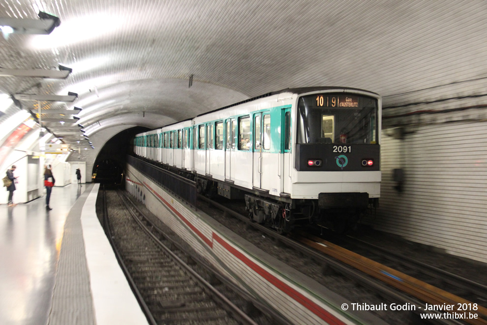 Métro 2091 sur la ligne 10 (RATP) à Mirabeau (Paris)