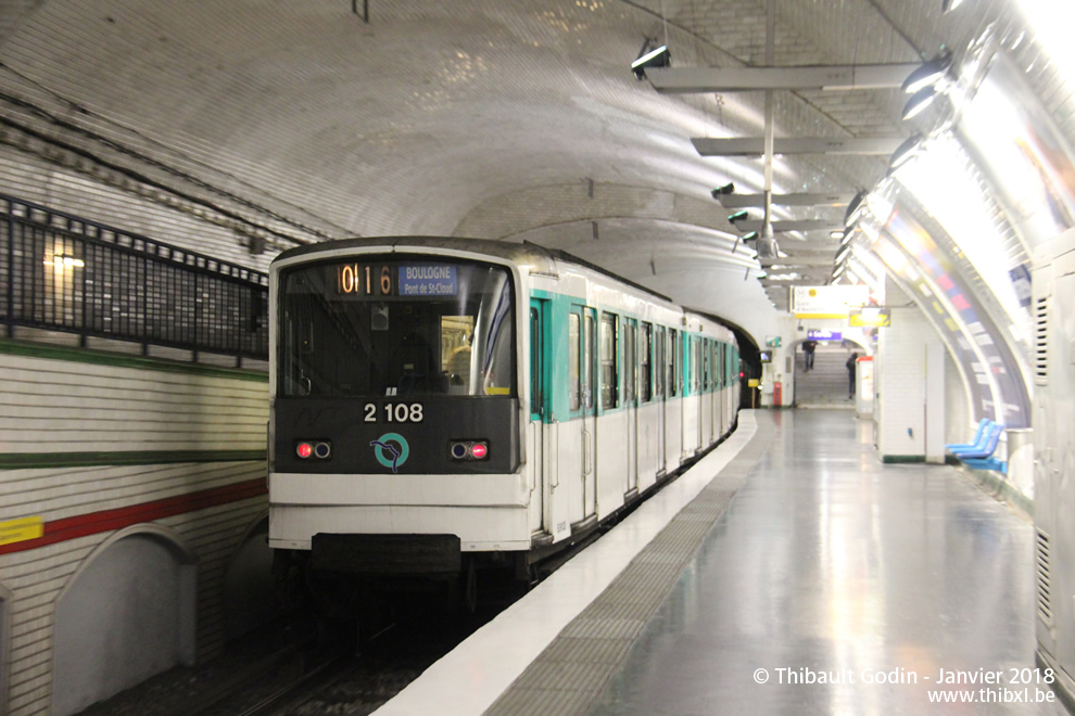 Métro 2108 sur la ligne 10 (RATP) à Mirabeau (Paris)
