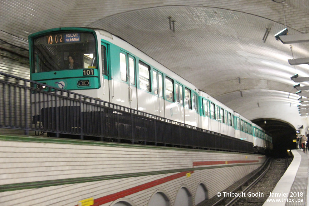 Métro 101 sur la ligne 10 (RATP) à Mirabeau (Paris)
