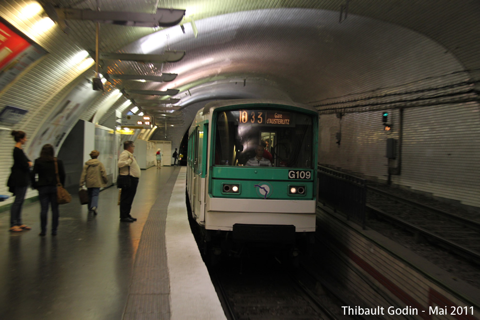 Métro G109 sur la ligne 10 (RATP) à Mirabeau (Paris)