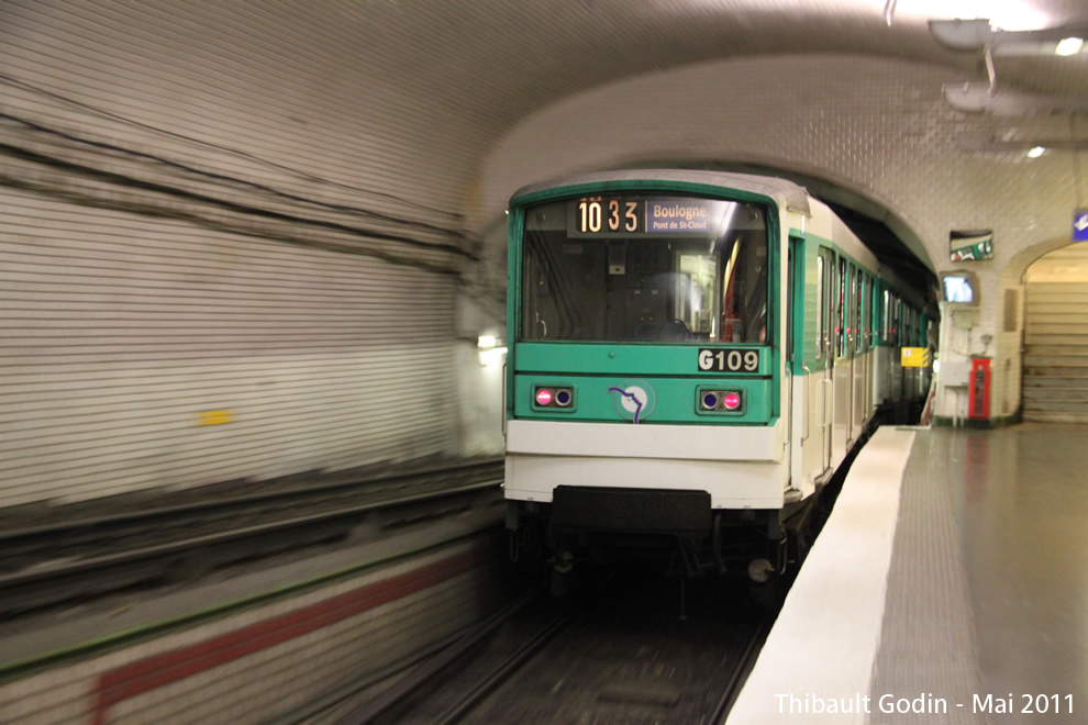 Métro G109 sur la ligne 10 (RATP) à Mirabeau (Paris)