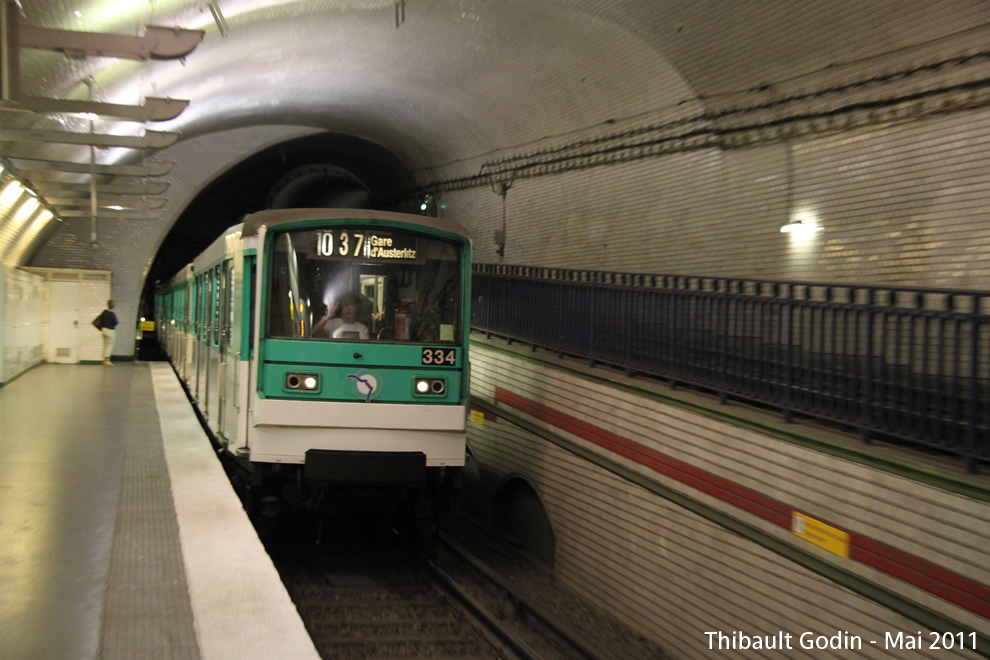 Métro 334 sur la ligne 10 (RATP) à Mirabeau (Paris)