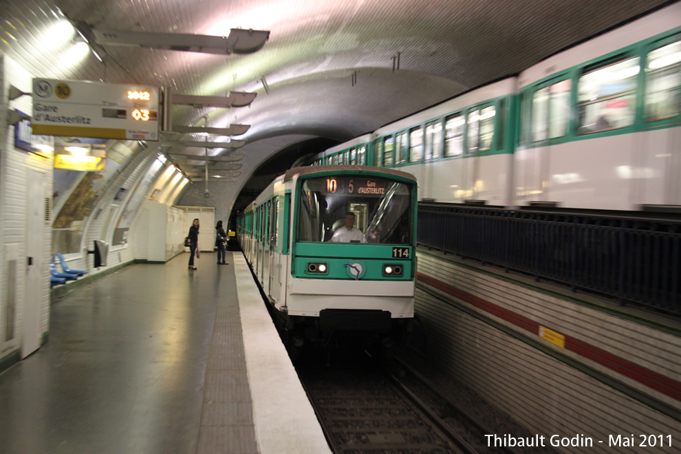 Métro 114 sur la ligne 10 (RATP) à Mirabeau (Paris)