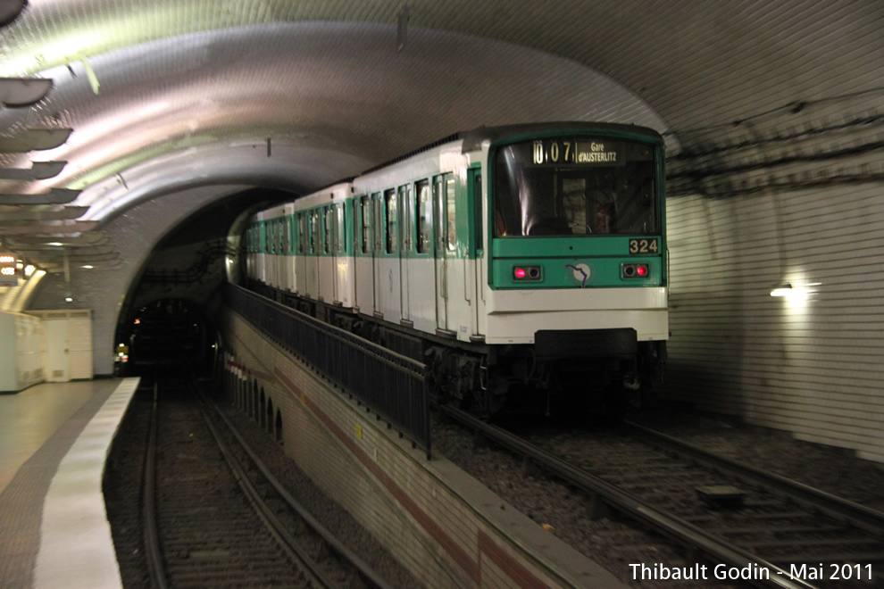 Métro 324 sur la ligne 10 (RATP) à Mirabeau (Paris)