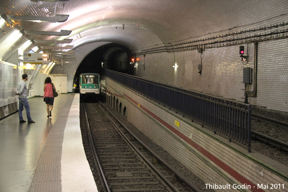 Métro G323 sur la ligne 10 (RATP) à Mirabeau (Paris)