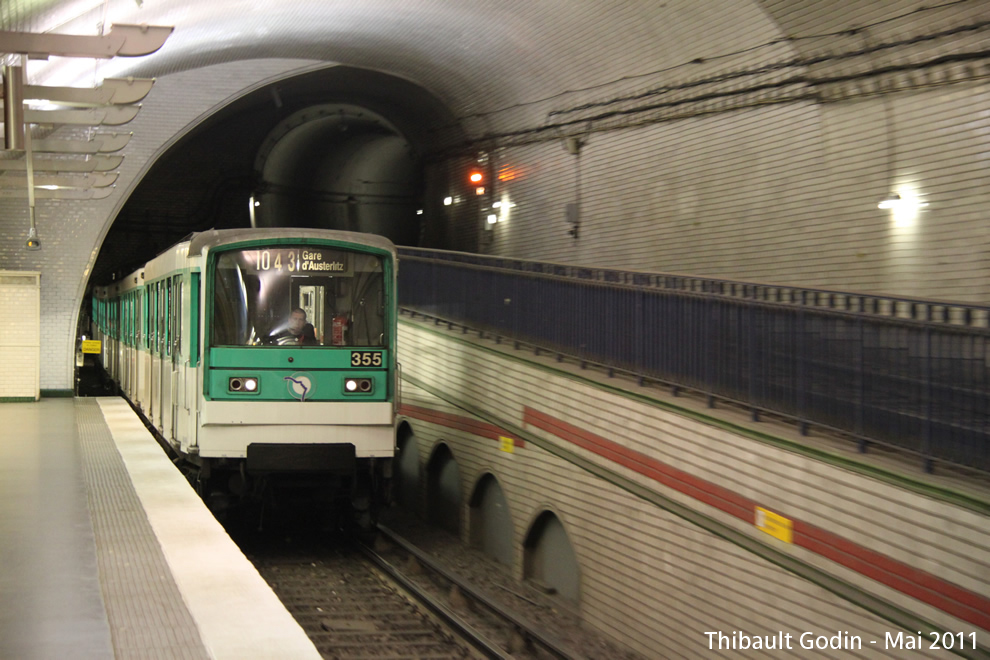 Métro 355 sur la ligne 10 (RATP) à Mirabeau (Paris)