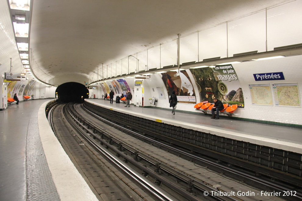 Métro Pyrénées sur la ligne 11 (RATP) à Paris