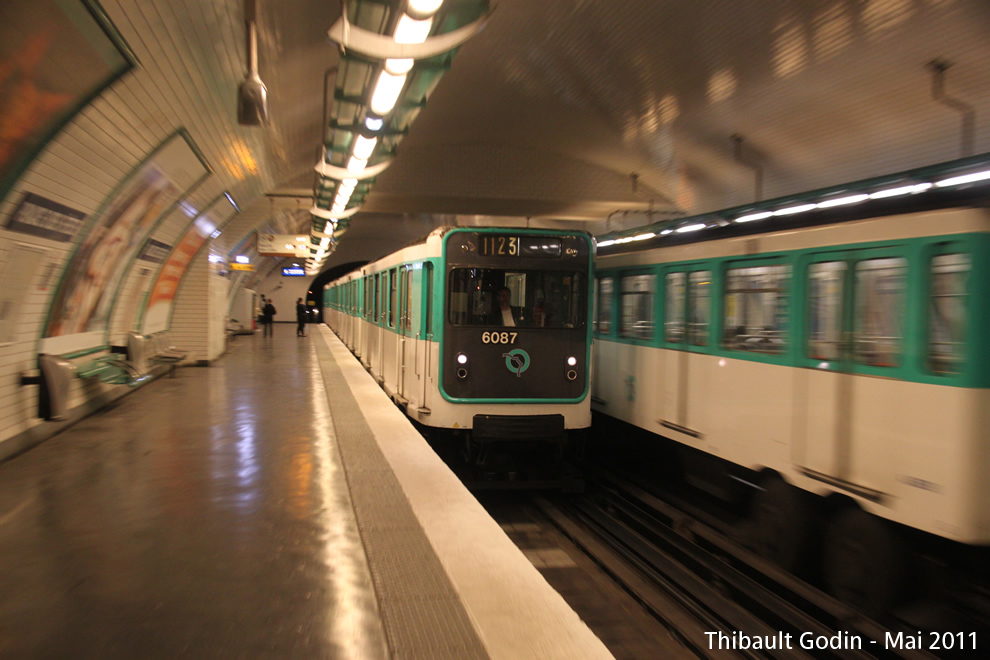 Métro 6087 sur la ligne 11 (RATP) à Place des Fêtes (Paris)