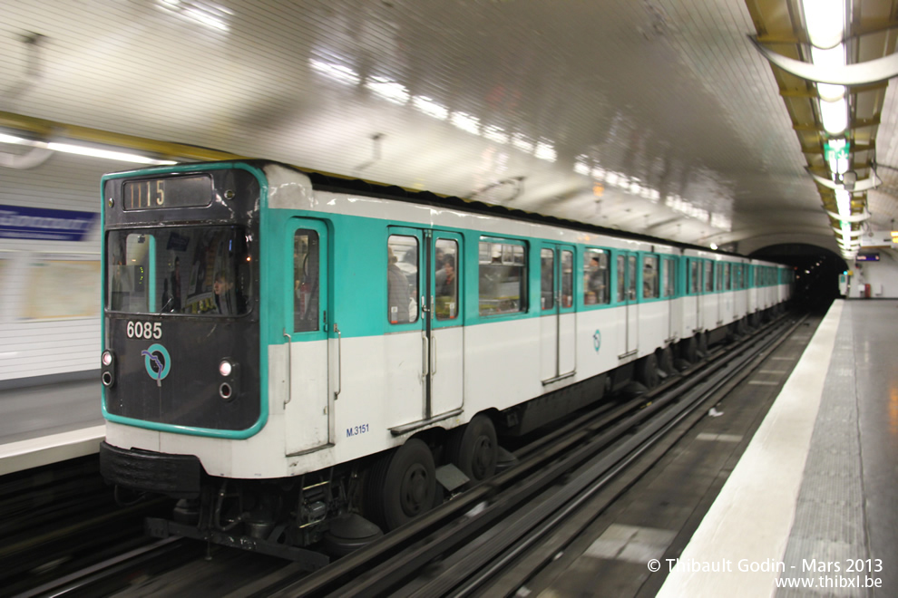 Métro 6085 sur la ligne 11 (RATP) à Goncourt (Paris)
