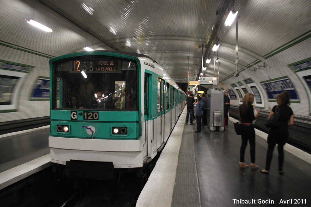 Métro G120 sur la ligne 12 (RATP) à Porte de la Chapelle (Paris)