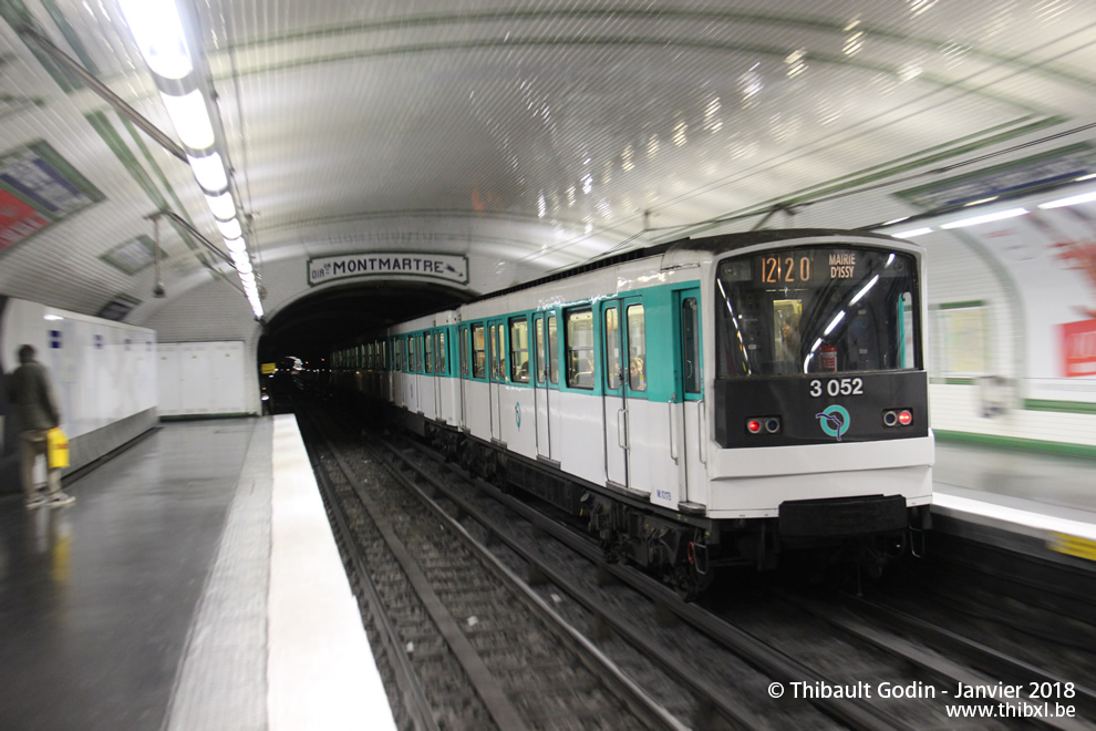 Métro 3052 sur la ligne 12 (RATP) à Sèvres - Babylone (Paris)