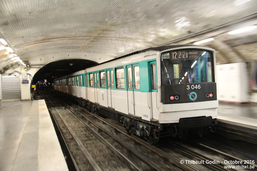 Métro 3046 sur la ligne 12 (RATP) à Trinité - d'Estienne d'Orves (Paris)