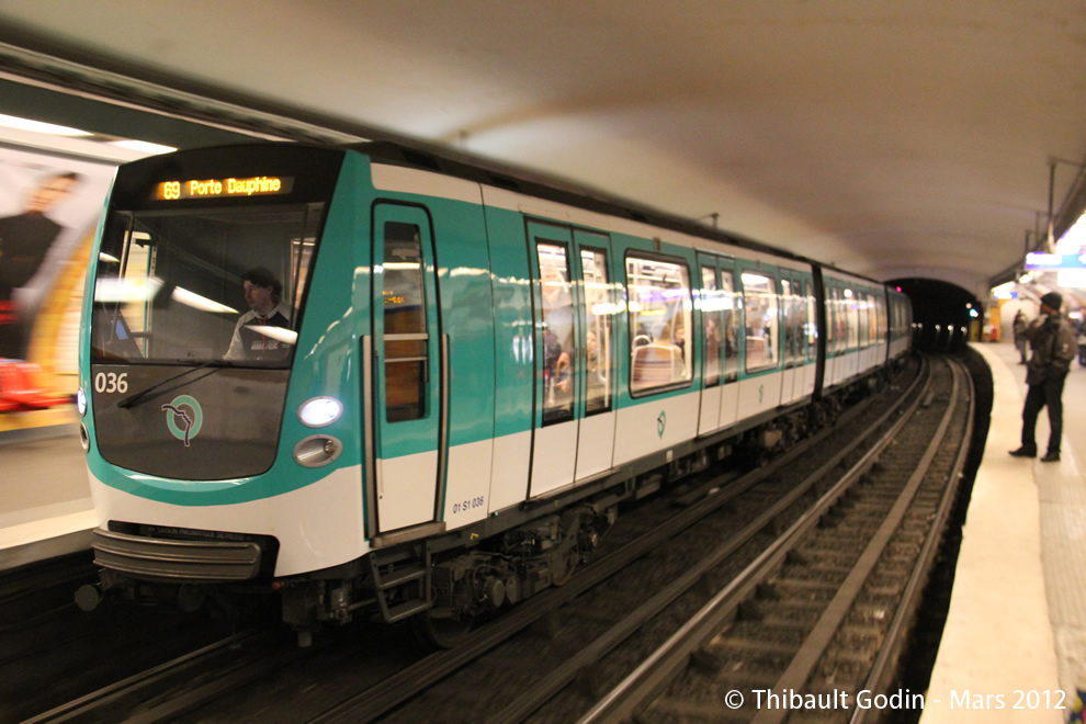 Métro 036 sur la ligne 2 (RATP) à Charles de Gaulle - Étoile (Paris)