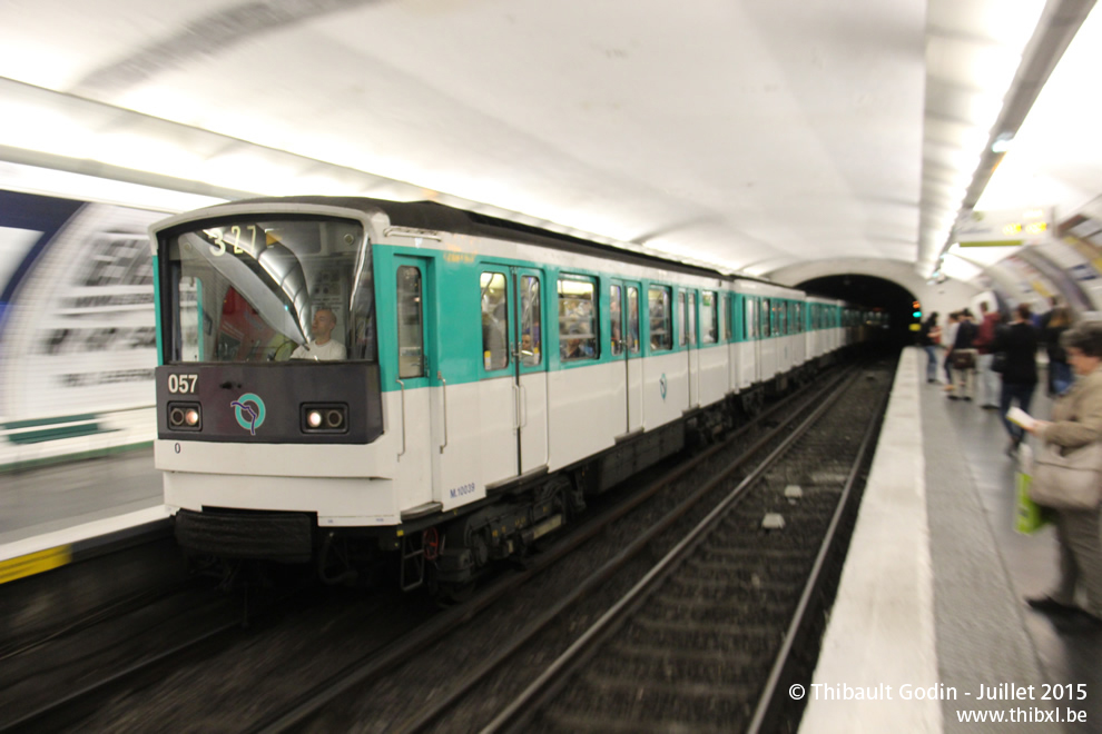Métro 057 sur la ligne 3 (RATP) à Malesherbes (Paris)