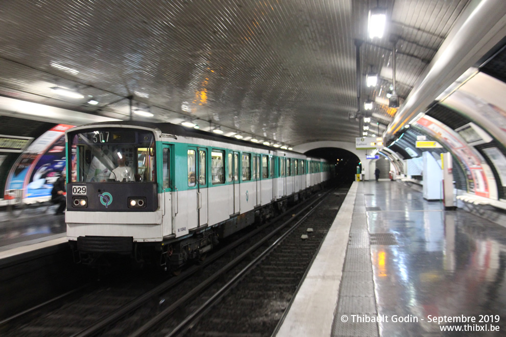 Métro 029 sur la ligne 3 (RATP) à Parmentier (Paris)