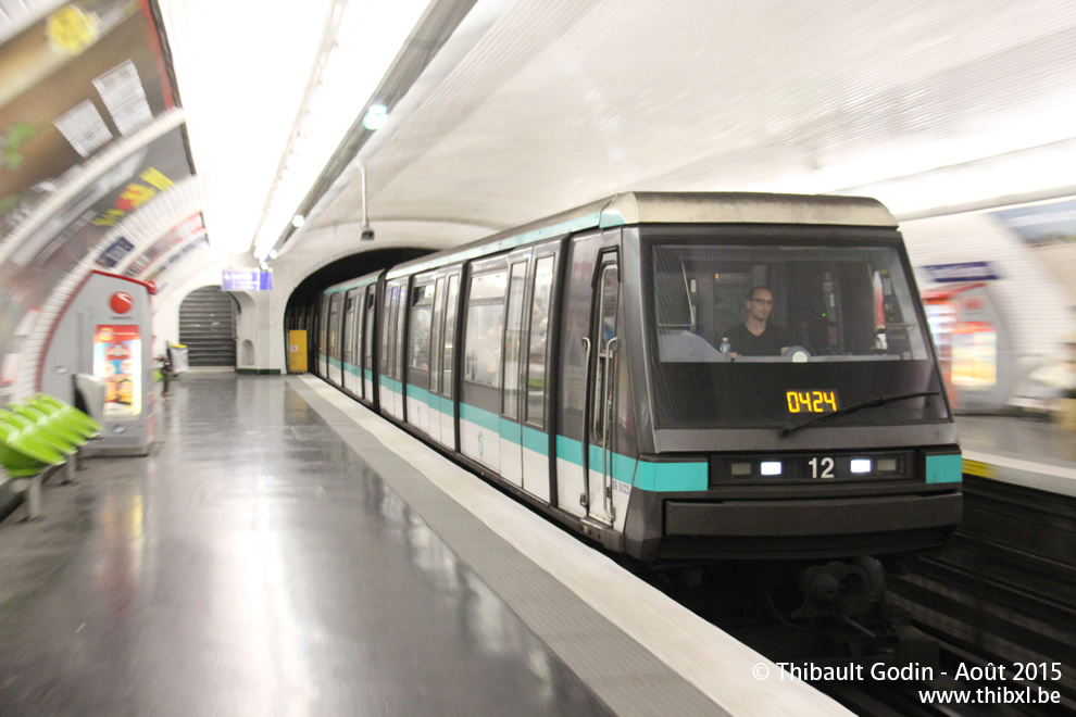 Métro 12 sur la ligne 4 (RATP) à Saint-Sulpice (Paris)