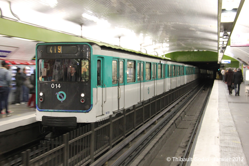 Métro 014 sur la ligne 4 (RATP) à Gare du Nord (Paris)