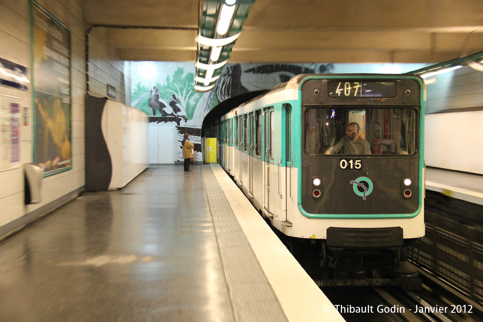 Métro 015 sur la ligne 4 (RATP) à Château d'Eau (Paris)