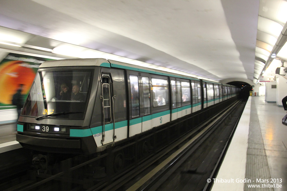 Métro 39 sur la ligne 4 (RATP) à Vavin (Paris)