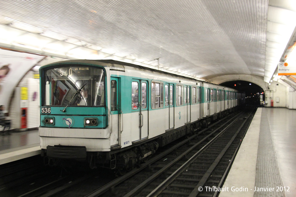 Métro 536 sur la ligne 5 (RATP) à Jaurès (Paris)