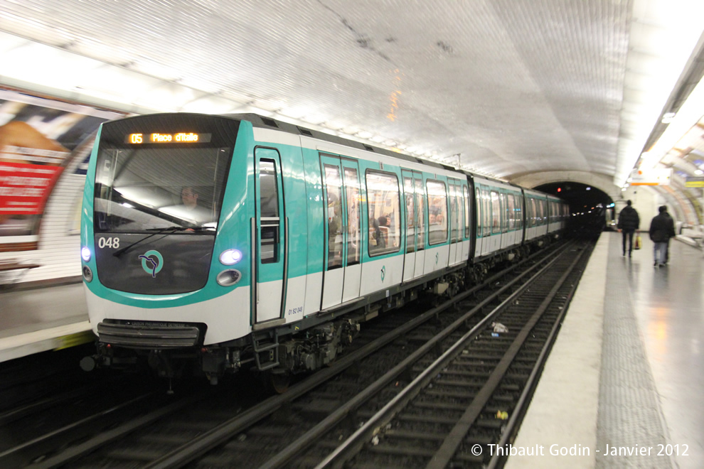 Métro 048 sur la ligne 5 (RATP) à Jaurès (Paris)