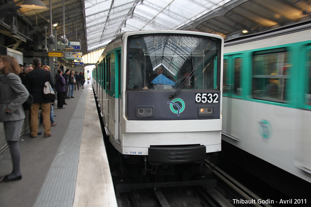 Métro 6532 sur la ligne 6 (RATP) à Bir-Hakeim (Paris)