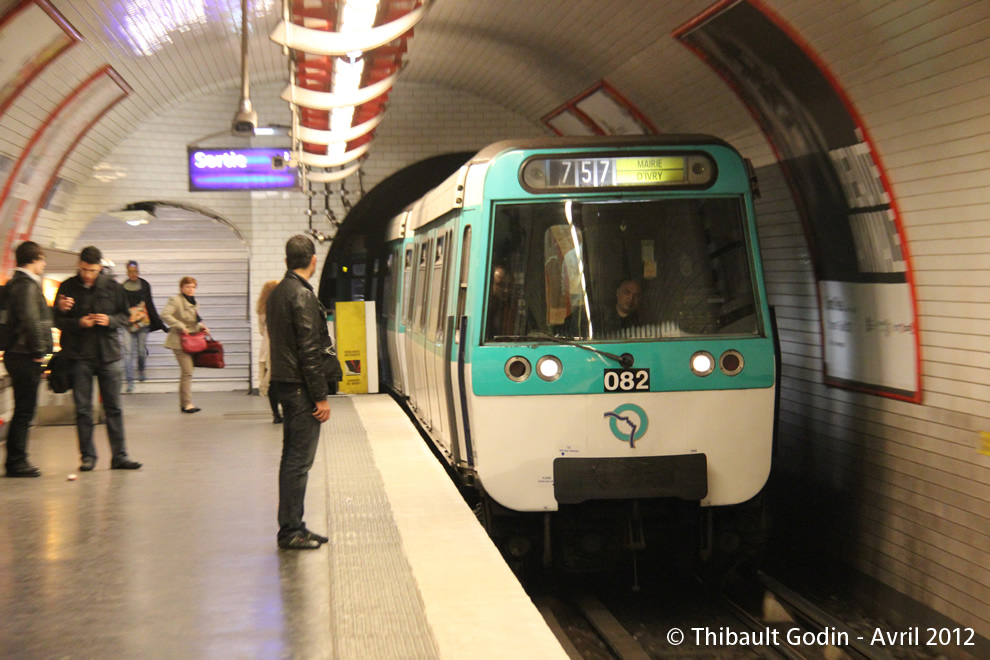 Métro 082 sur la ligne 7 (RATP) à Château-Landon (Paris)