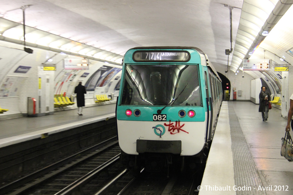 Métro 082 sur la ligne 7 (RATP) à Poissonnière (Paris)