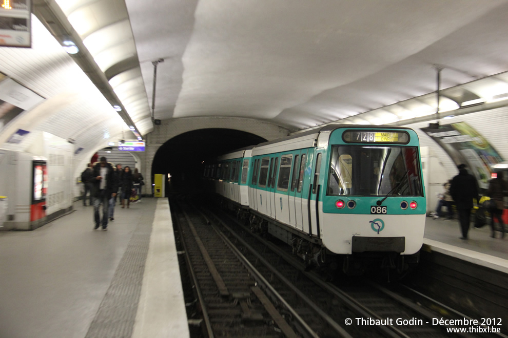 Métro 086 sur la ligne 7 (RATP) à Poissonnière (Paris)